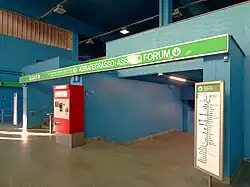 Trap en tunnel aan de kant van de stationshal