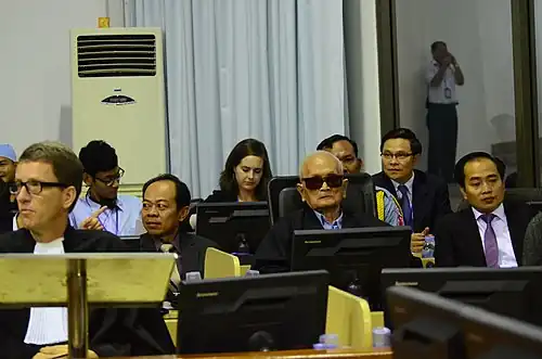 Victor Koppe (uiterst links, met bril) tijdens het proces tegen Nuon Chea (met zonnebril)