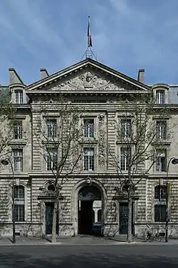 Caserne Vérines, middenrisaliet