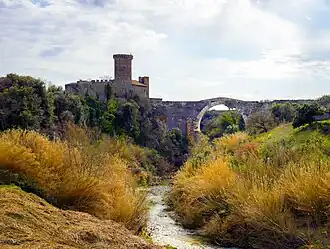 Ponte dell'Abbadia met Castello dell'Abbadia
