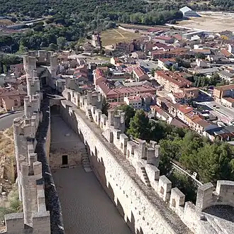 De noordzijde van het kasteel gezien vanaf de donjon