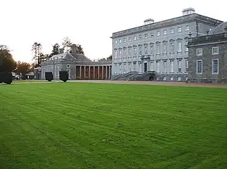 Deel van de voorzijde van het paleis