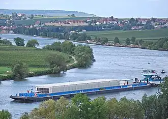2017: de duwboot Edda en de duwbak voeren kegels. Ze zijn op weg met afval van kerncentrale Obrigheim naar kerncentrale Neckarwestheim.
