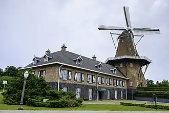Windmolen De Immigrant in Castrolanda, nagebouwd naar voorbeeld van de Woldzigt uit Roderwolde. De andere zijvleugel moet nog worden nagebouwd (2015).