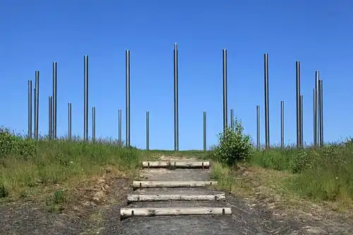 Zonnewijzer op de top van de mijnsteenberg (Halde) van de Schwerin-mijn