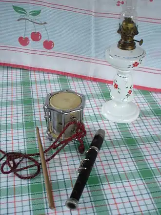 Flabiol (rechts) samen met een Tamborí (links)