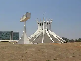 De kathedraal van Brasilia met daarvoor de klokkentoren