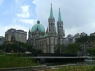 Zijaanzicht gezien vanaf het plein Praça da Sé