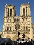 De voorgevel van de Notre-Dame van Parijs heeft een noordwestelijke expositie