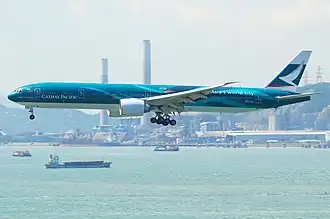 Een Boeing 777-300ER van Cathay Pacific tijdens het aanvliegen van Hong Kong airport