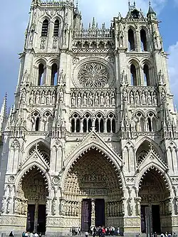 3 Frontalen boven de archivolten bij de kathedraal Notre-Dame d'Amiens in Amiens