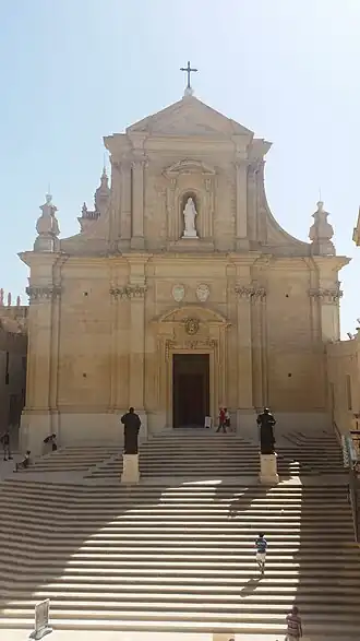 Voorgevel met de 2 bronzen beelden.