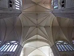 De gewelven van de viering. Bovenaan de foto het schip, onderaan het koor