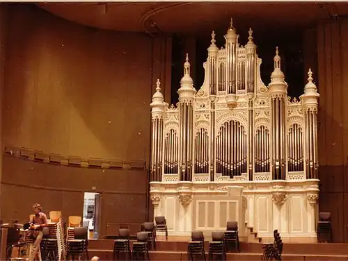 Van 1976 tot 2003 was de orgelkas roomwit geschilderd.