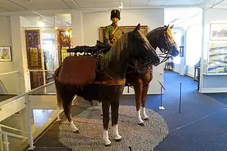 Lewis-mitrailleur te paard in het museum