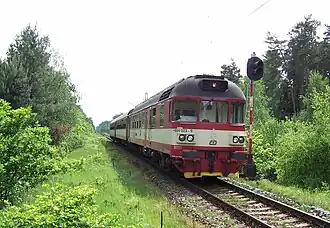 Een sneltrein nadert station Čeperka