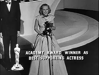 Celeste Holm en haar Oscar in 1948