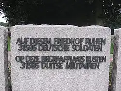 Per 2021 verwijderd gedenkteken voor het aantal slachtoffers dat op deze begraafplaats begraven ligt