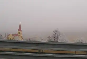 zicht op kerk in Jánovce