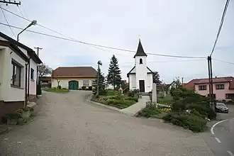 Dorpsplein met dorpskapel (2018)