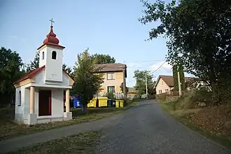 Hoofdweg door het dorp, met kapel (2018)