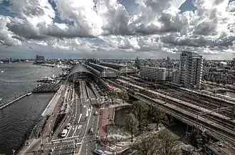 De Westertoegang gezien vanaf het Havengebouw, met in het verschiet de Michiel de Ruijtertunnel en het CS