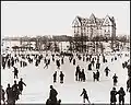 Schaatsen in Central Park met The Dakota op de achtergrond (1879)