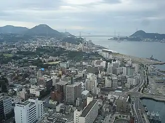 Zicht op het stadscentrum, de zeestraat en de Kanmonbrug