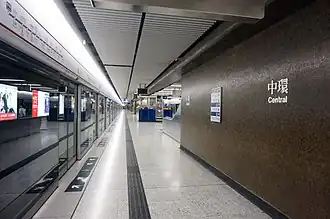 Perron 1 en 2 voor de Tsuen Wan Line, eindstation voor de lijn