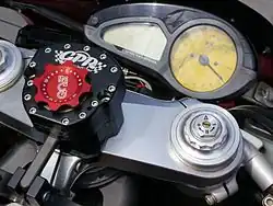 Aftermarket roterende stuurdemper op de kroonplaat van een MV Agusta
