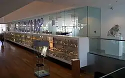Vitrine met Mosa aardewerk, Centre Céramique