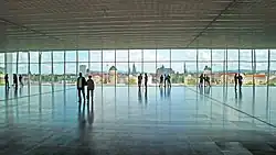 Interieur van het museum met zicht op de stad Metz (2011)