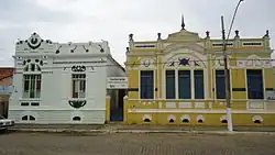 Twee huizen aan de Av. Joaquim Antunes in Pedra Azul