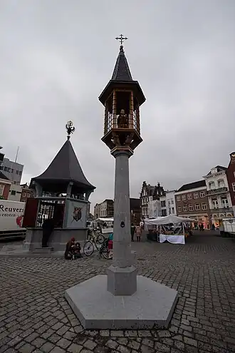 Onze-Lieve-Vrouwehuisje op de voorgrond en het Puthuis.