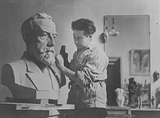 Stauthamer werkend aan de buste van Aalberse (1938)