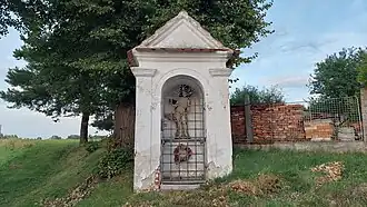 Kapel met een standbeeld van St. Sebastiaan.