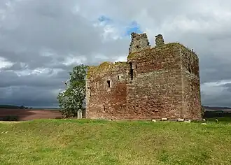 Cessford Castle gezien vanuit het oosten met vooraan het hoofdblok.