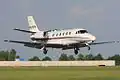 Citation Excel landt op vliegveld Praag