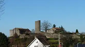 Overzichtsbeeld met links de hoektoren en centraal de donjon