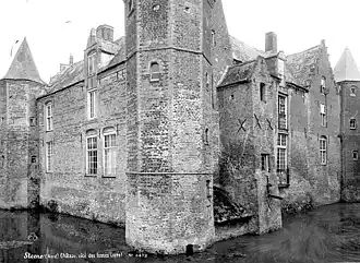 Het kasteel gezien vanaf de slotgracht