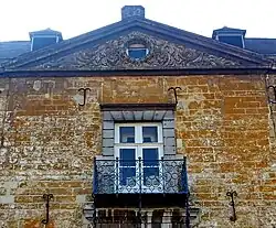 Detail gevel met fronton