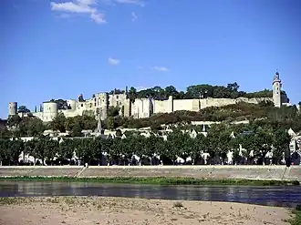 Zicht op het Kasteel van Chinon vanaf de rechteroever van de Vienne. Links het Fort du Coudray en rechts het Château du Milieu.