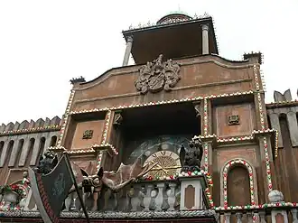 Architectuur boven de entree