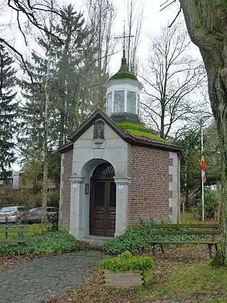 De kapel van Sainte-Agathe en het ensemble van het gebouw met zijn omgeving