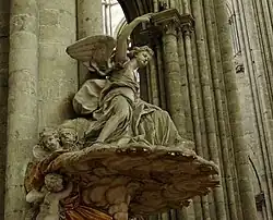 Detail van de stoel van de kathedraal : de engel die naar de hemel wijst