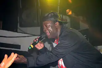 Chaka Demus tijdens een concert in Göta Källare te Stockholm in augustus 2009