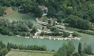 De ingang van de tunnel met de sluis