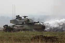 Challenger 2 legt een rookgordijn met behulp van de eigen rookgenerator