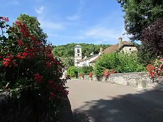 Kerk en oude brug over de Marne