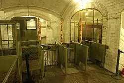 De uitgang met de bakken voor gebruikte kaartjes